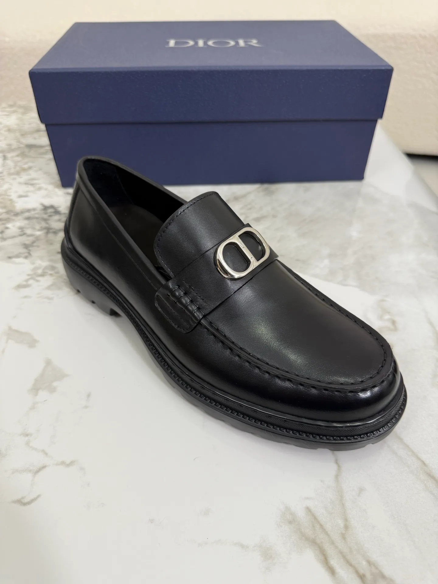 [ DIOR ] Top P: 820💰 ▪️Size: 39-44 (customized for 38.45) Top male leather shoes DIOR Dior combines high-quality materials and exquisite details. The imported cowhide leather upper is embellished with Gancio buckles, showing a luxurious style. Imported cattle. TP sole is light and flexible in texture